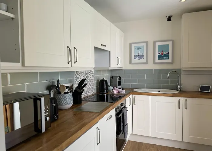 Ferry View - Views Over The Dart, Elegant Three Storey House, Unique Sky Room