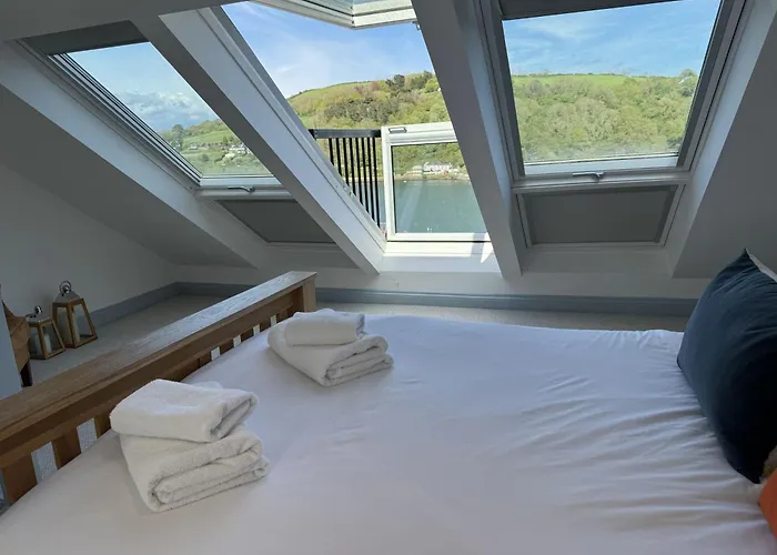 Ferry View - Views Over The Dart, Elegant Three Storey House, Unique Sky Room