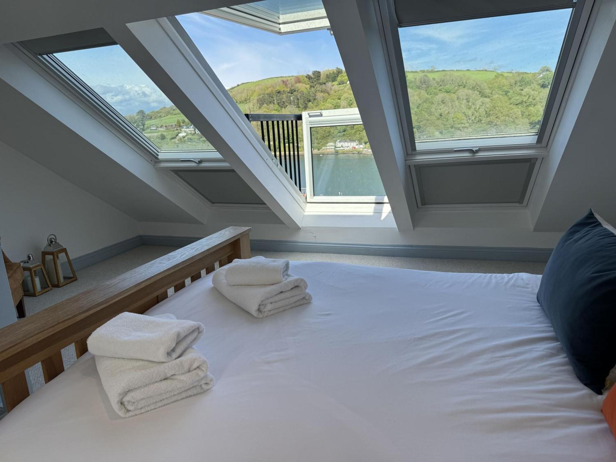 Ferry View - Views Over The Dart, Elegant Three Storey House, Unique Sky *