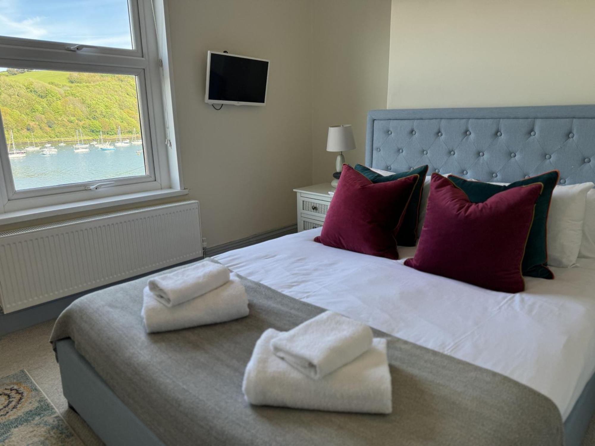 Ferry View - Views Over The Dart, Elegant Three Storey House, Unique Sky * Dartmouth